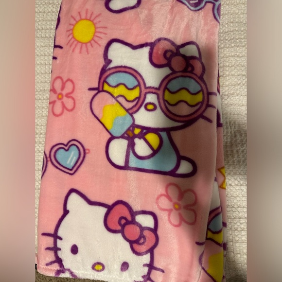 Hello Kitty Summer Blanket NWT - Picture 2 of 3
